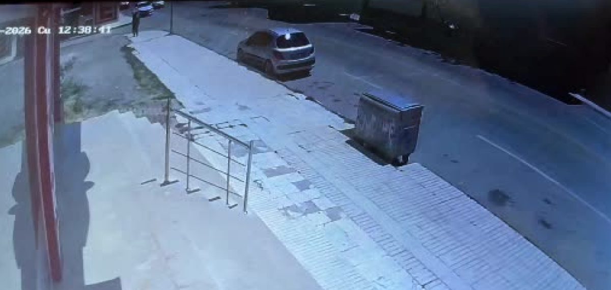 Park halindeki araca çarpan otomobil devrildi, sürücü yara almadan kurtuldu