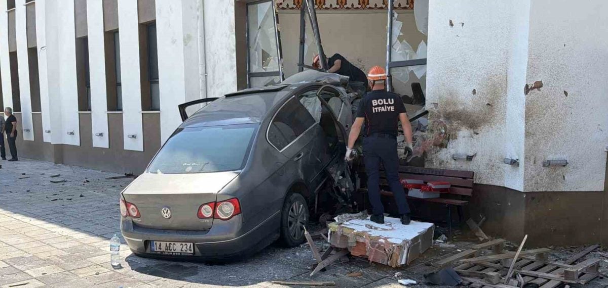 Park halindeki araca çarpıp cami imam odasına giren sürücü alkollü çıktı, 290 bin lira ceza