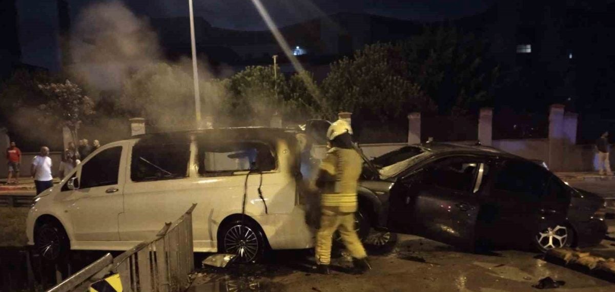 Park halindeki minibüse çarpan otomobil alev aldı, şüpheliler kaçtı