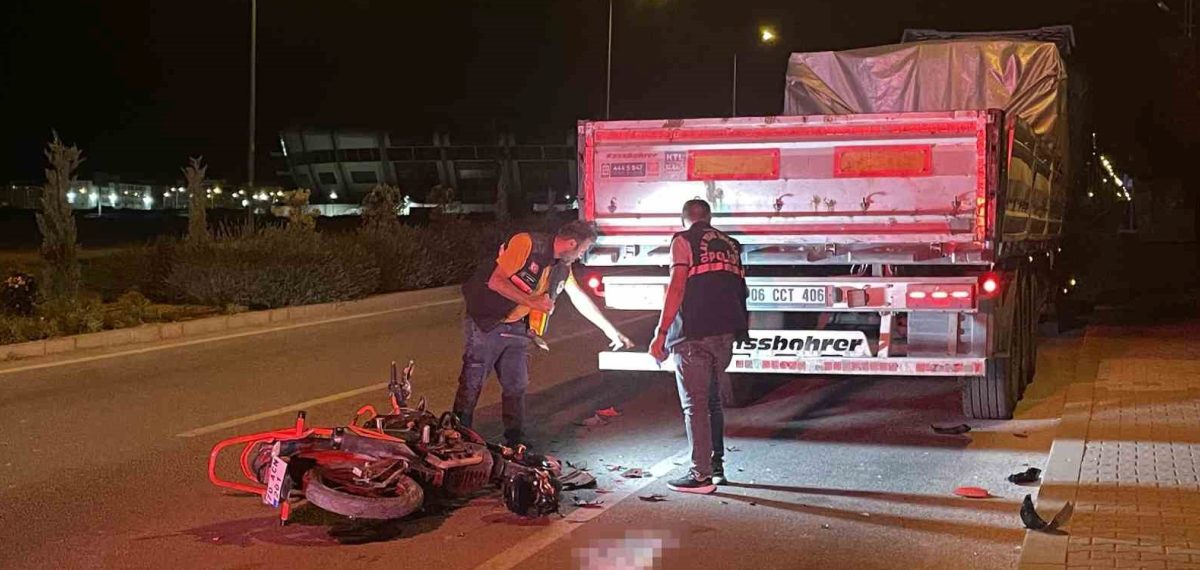 Park halindeki tıra çarpan 18 yaşındaki motosiklet sürücüsü hayatını kaybetti