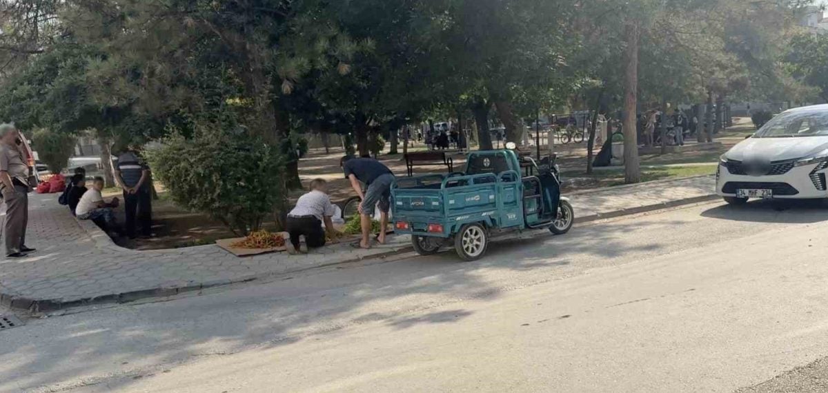 Parkta oturan kişiye döner bıçaklı saldırı: 3 yerinden yaralandı