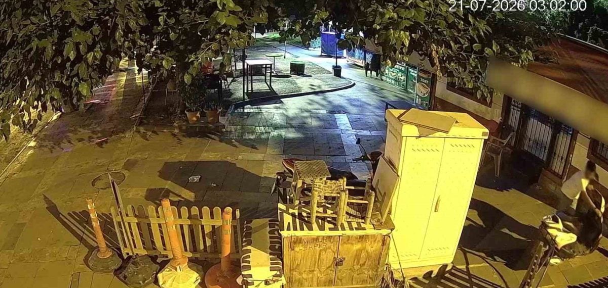 Parkta zincir kıramadı, sandalyede bekleyip diğer motosikleti çaldı — Yakalandı