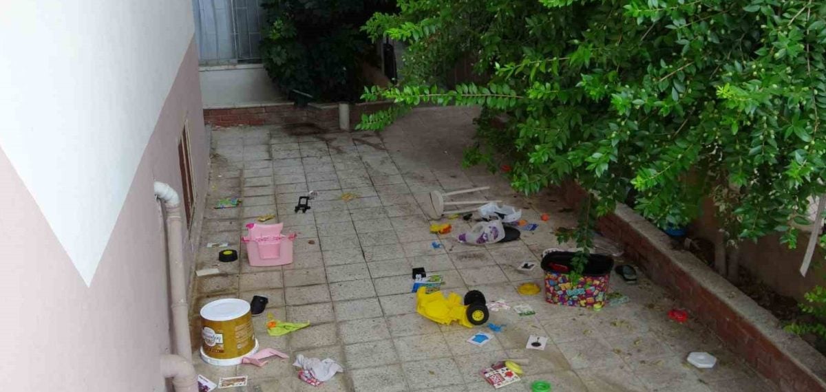 Pencerede tehlike yaratan 3 yaşındaki çocuk annesinin müdahalesiyle kurtarıldı