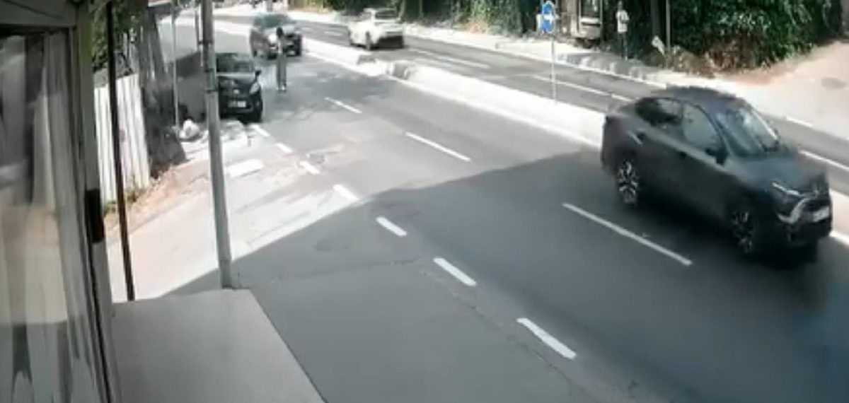 Pendik’te direksiyon kıran sürücünün çarptığı konteyner iki kişiye çarptı, yaşlı adamın ayakları kırıldı