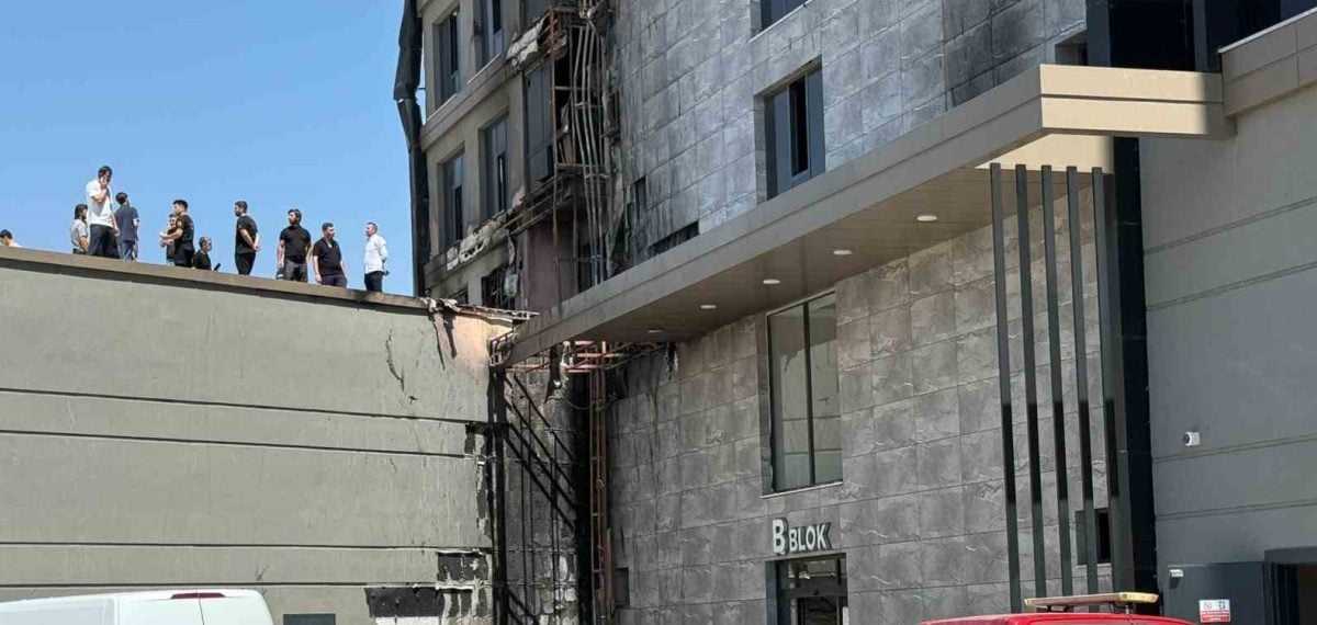 Plazada gece çıkan yangın söndürme sistemleriyle kontrol altına alındı