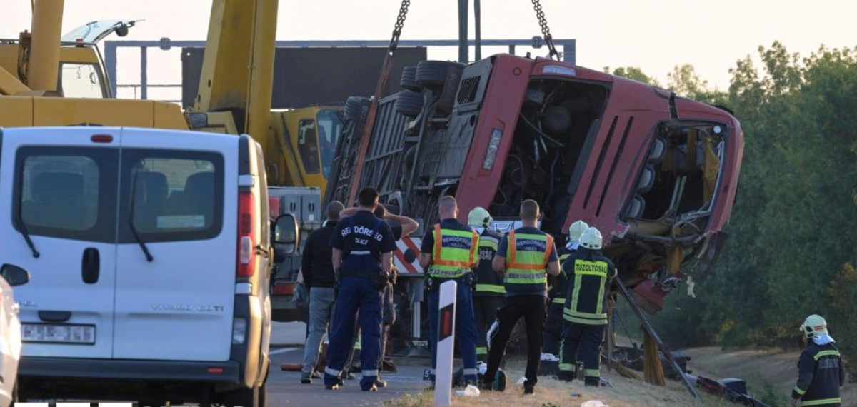 Polish tourist bus overturns on M3 near Nyíregyháza, 12 dead