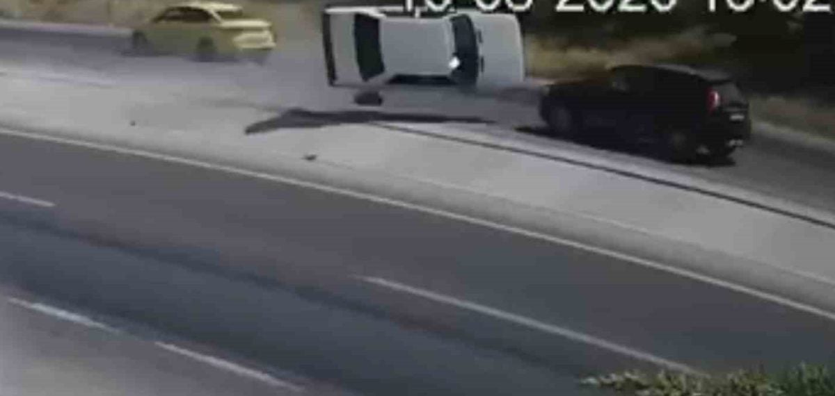Refüje çarpıp havalanan otomobil iki araca çarptı: 2 ölü