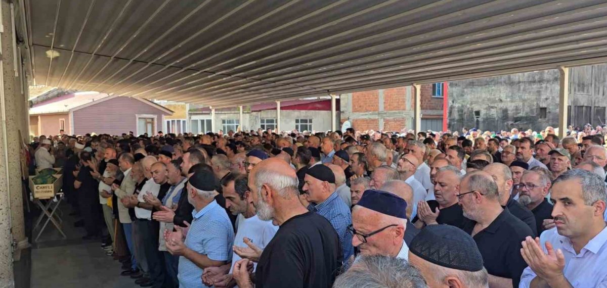 Rize’de denizde kaybolan iki kardeş için cenaze töreni düzenlendi