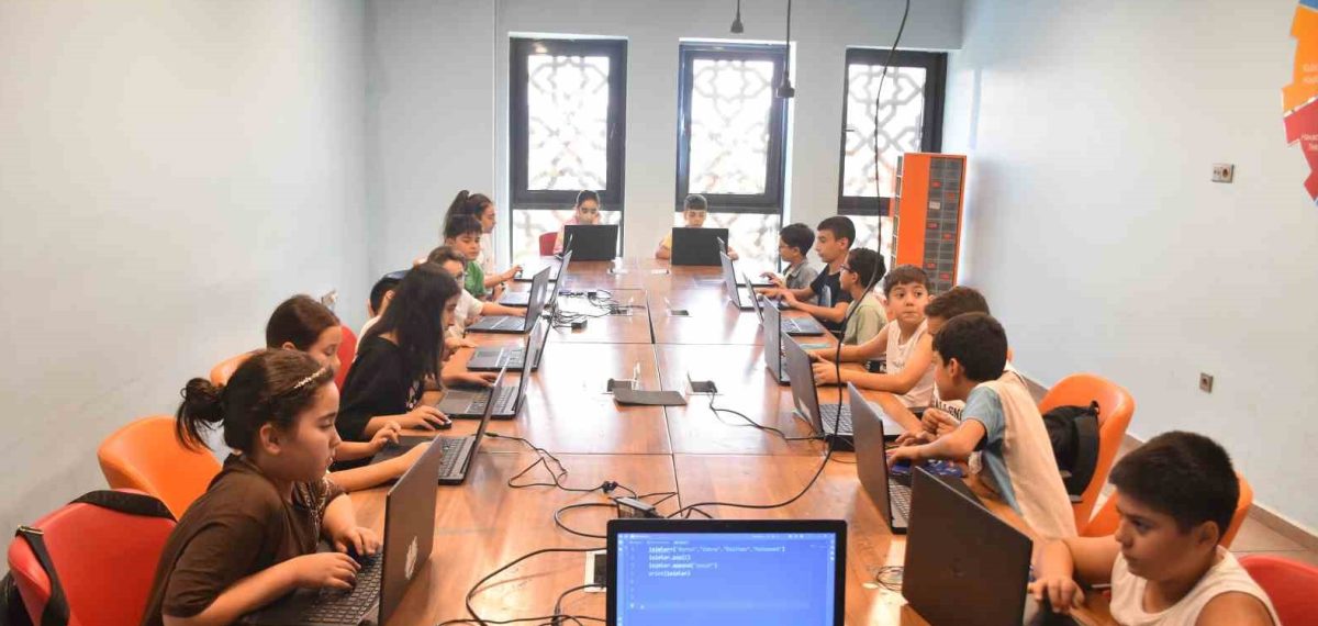Şahinbey Teknoloji Akademisi 400 Öğrenciye Yapay Zeka Eğitimi Verdi