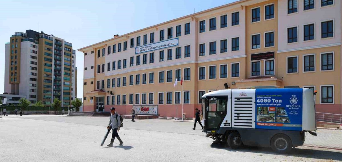 Selçuklu Belediyesi okullarda kapsamlı temizlik ve bakım çalışması yürütüyor