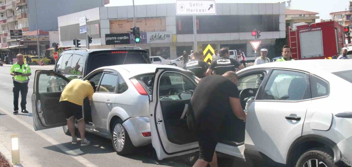 Serik’te 5 aracın karıştığı zincirleme kaza: 6 yaralı, yol kısa süre kapandı