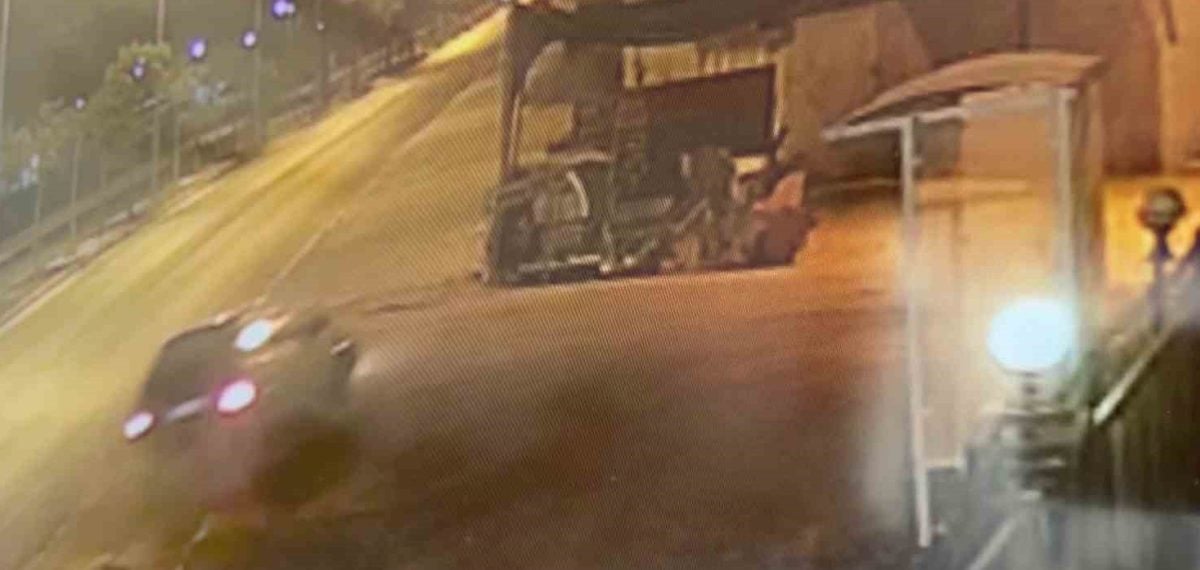 Serik’te hafif ticari araç iş yerine çarptı, sürücü geri dönüp özür diledi