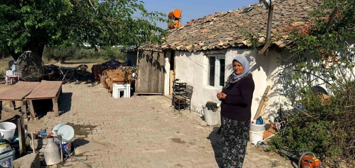 Serik’te hortum evlerini kullanılamaz hale getirdi, aile bahçede yaşam mücadelesi veriyor
