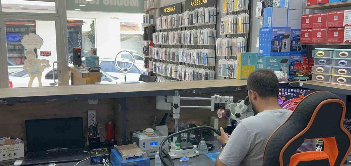 Serviste patlayan cep telefonu bataryası kısa sürede söndürüldü, iş yeri hasarsız