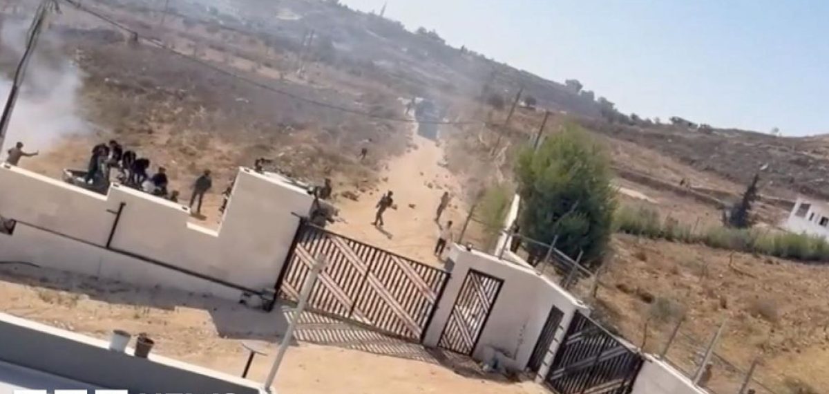 Settlers Besiege Two Palestinian Homes near Nablus, Families Cut Off