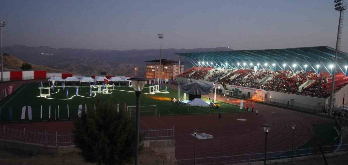 Şırnak’ta gece etabıyla düzenlenen Drone Şampiyonası’nda 32 takım kıyasıya yarıştı
