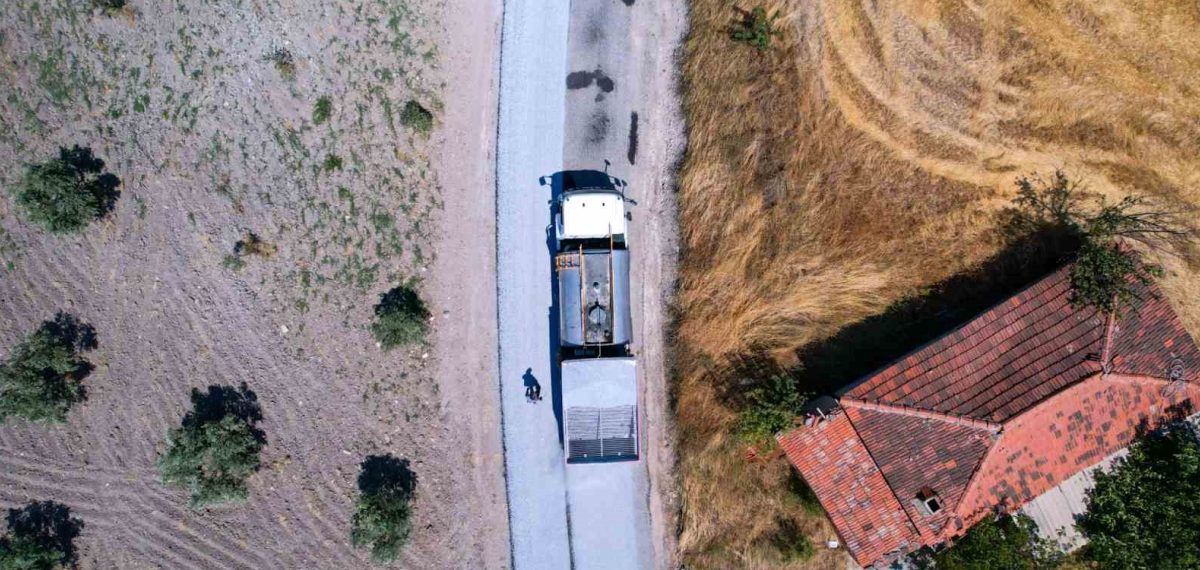 Soma’da Beyce–Hatun–Kızılören yolunda ikinci kat sathi kaplama tamamlanıyor