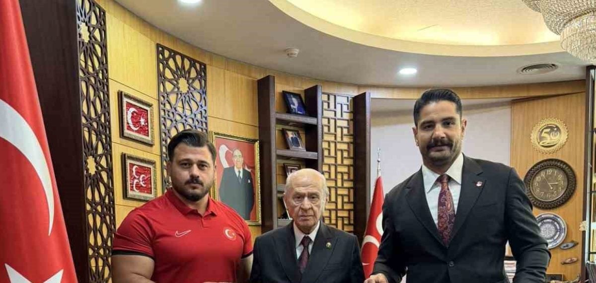 Taha Akgül ve Rıza Kayaalp’ten Devlet Bahçeli’ye ziyaret ve hediye takdimi
