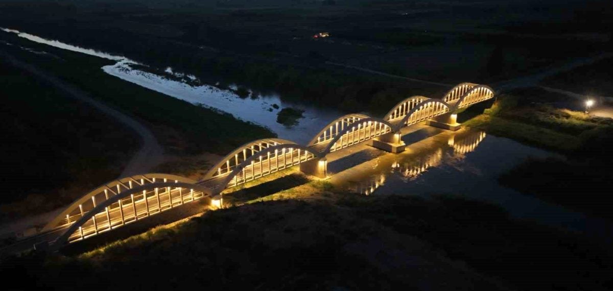 Tarihi Gediz Köprüsü restorasyon sonrası Menemen’de araç trafiğine açıldı