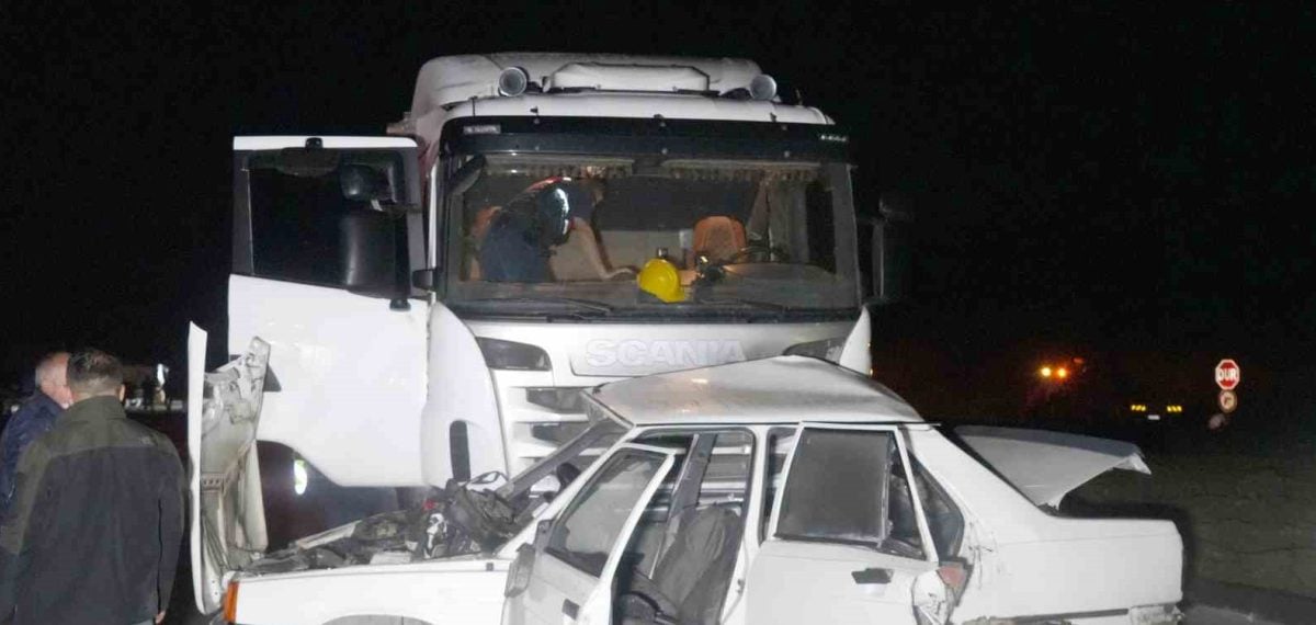 Taşköprü’de tırla otomobil çarpıştı: Çift hayatını kaybetti