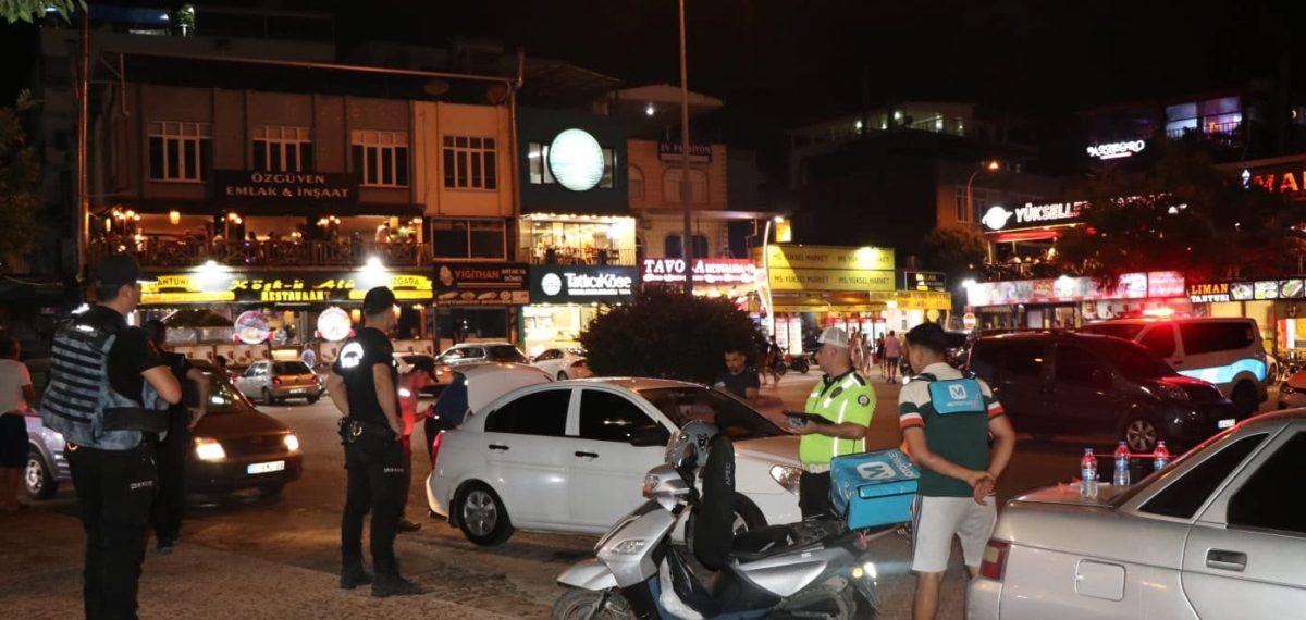 Taşucu’nda geniş huzur uygulaması: aranan 1 kişi yakalandı, 53 sürücüye ceza