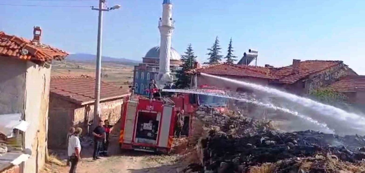 Tavşanlı’da rüzgârın etkisiyle çıkan otluk yangını evlere sıçramadan söndürüldü