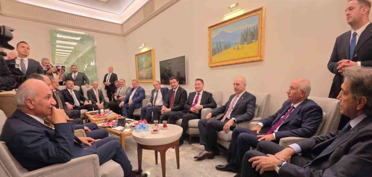 TBMM Başkanı Kurtulmuş, Genel Kurul çalışmalarında iktidar ve muhalefet kulislerini ziyaret etti