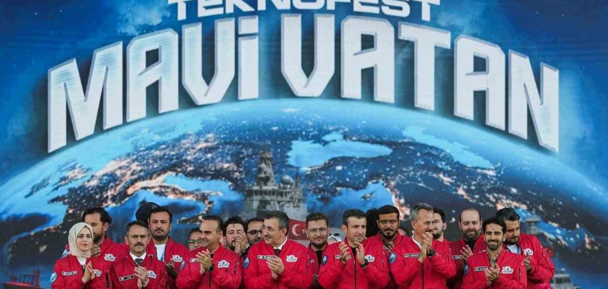 TEKNOFEST Mavi Vatan’da 37 gemi ve 4 hava aracı halka tanıtıldı