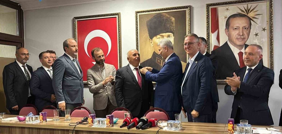 Ticaret Bakanı Ömer Bolat Tavşanlı’da rozet taktı, partililerle buluştu