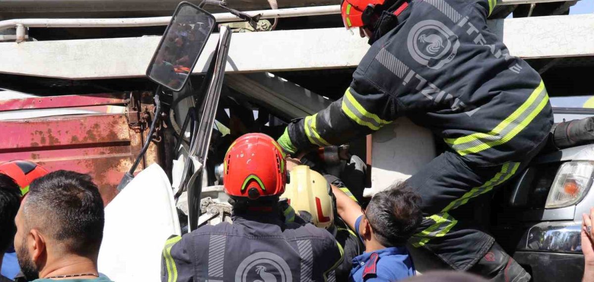 Trafik ışıklarında zincirleme kaza: İki sürücü yaralandı, birini itfaiye 2 saatte kurtardı
