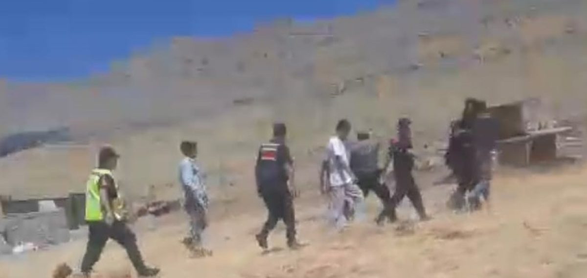 Traktöre taşlı saldırıda sürücü aracı savunma amacıyla gruba sürdü, şüpheli tutuklandı
