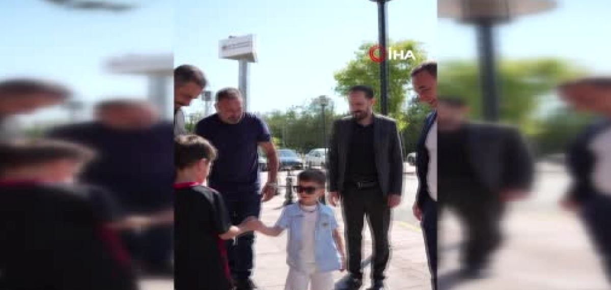 Tribünde formasını çıkartılan Göktuğ ve babası Gençlerbirliği’ni ziyaret etti