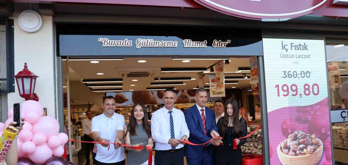 Tuğba Kuruyemiş 133. mağazasını Aydın’da kafe konseptiyle açtı