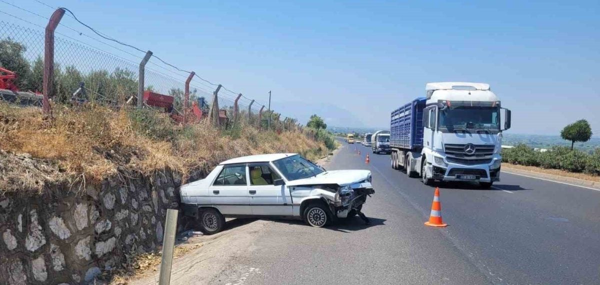 Turgutlu’da tırın şerit değiştirmesi sonucu otomobil savruldu, 2 yaralı