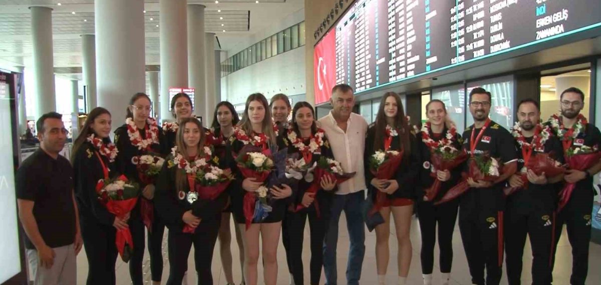 U17 Kız Milli Takımı Türkiye’ye döndü: Dünya ikinciliğiyle karşılandılar