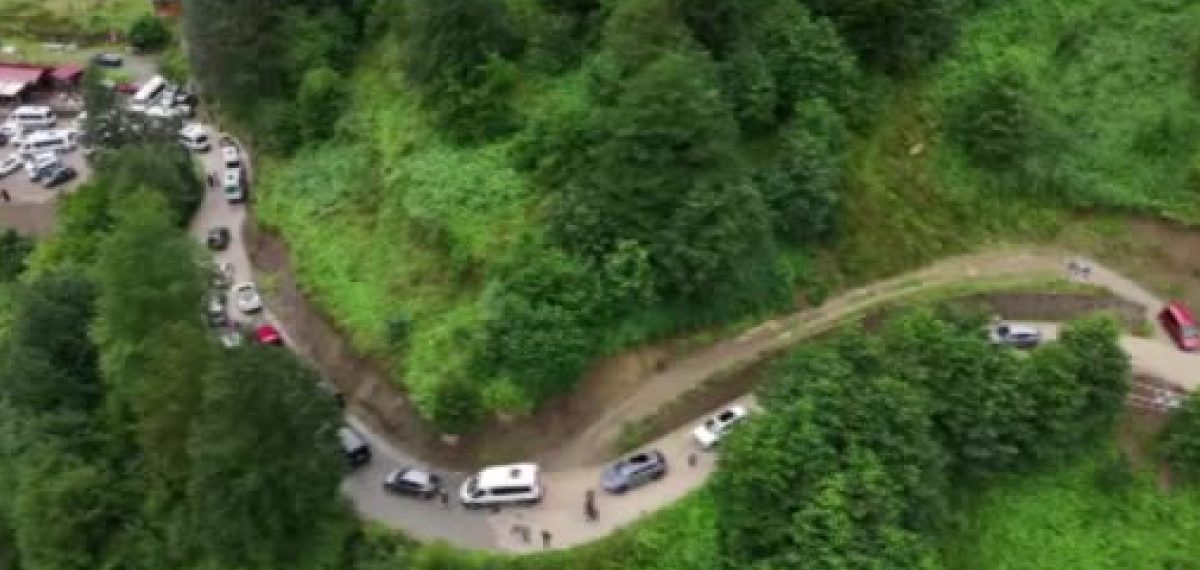Uzungöl’de Koşon Deresi ikinci kez taştı, turistler mahsur kaldı