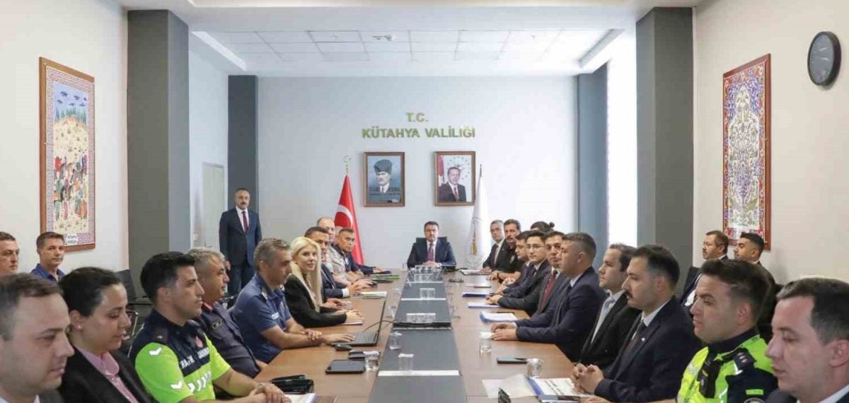 Vali Işın başkanlığında asayiş toplantısı: uyuşturucu ve trafik önlemleri değerlendirildi