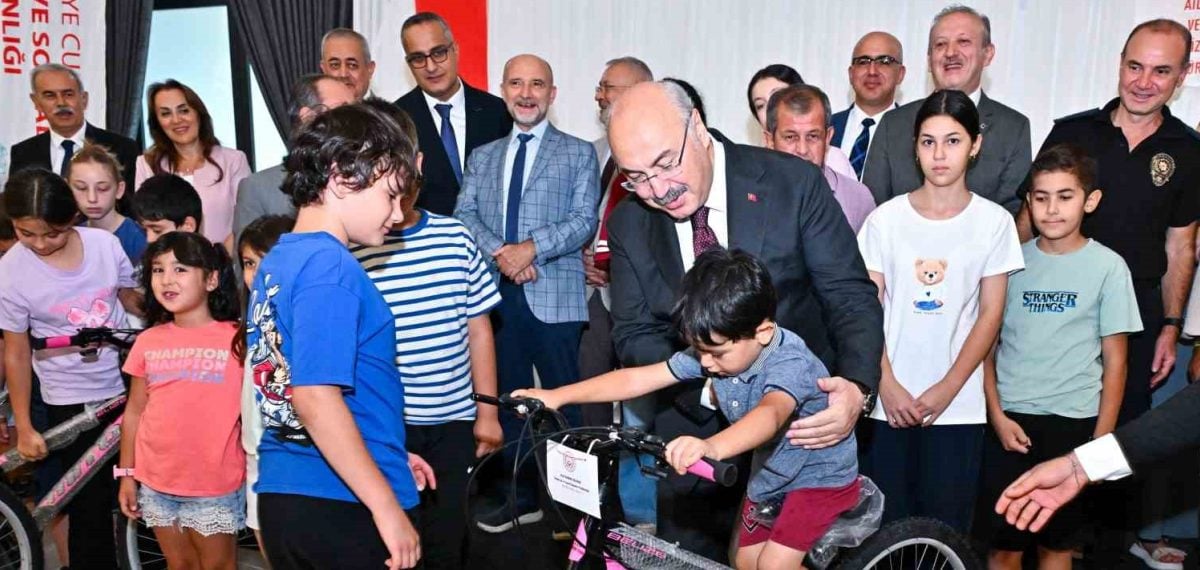 Vali Köşger ebeveyn kaybı yaşamış çocuklara 50 bisiklet hediye etti