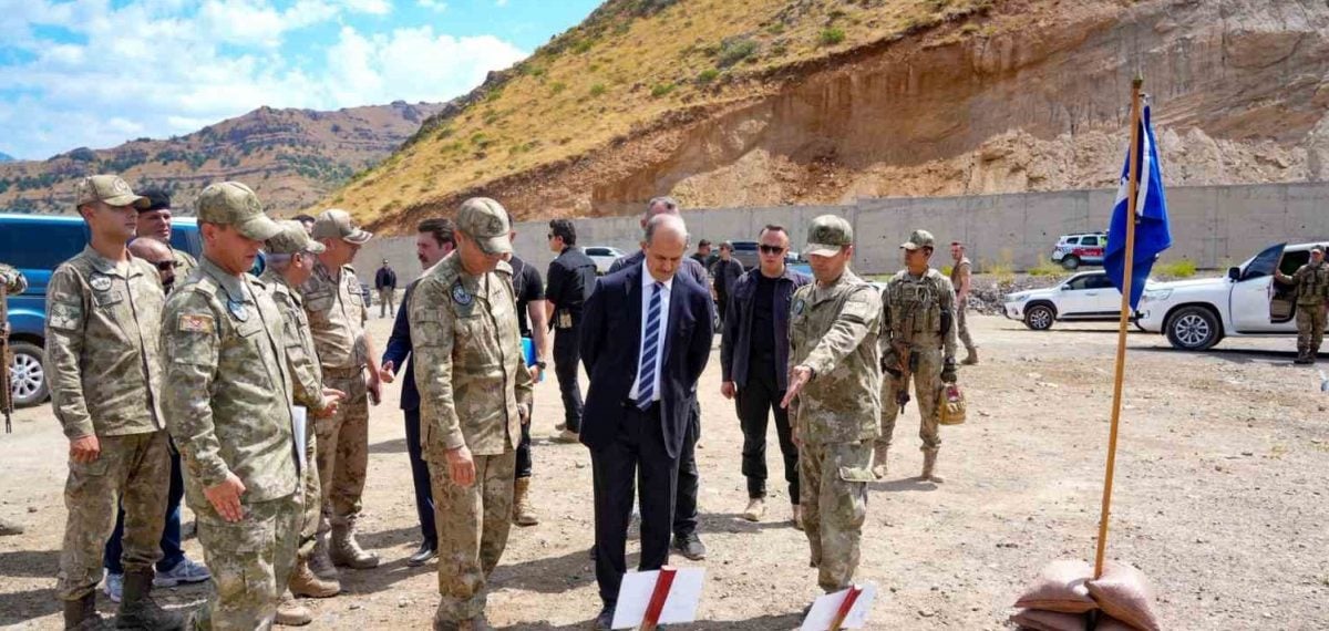 Vali Taşyapan Çukurca’da mayın temizleme çalışmalarını yerinde inceledi