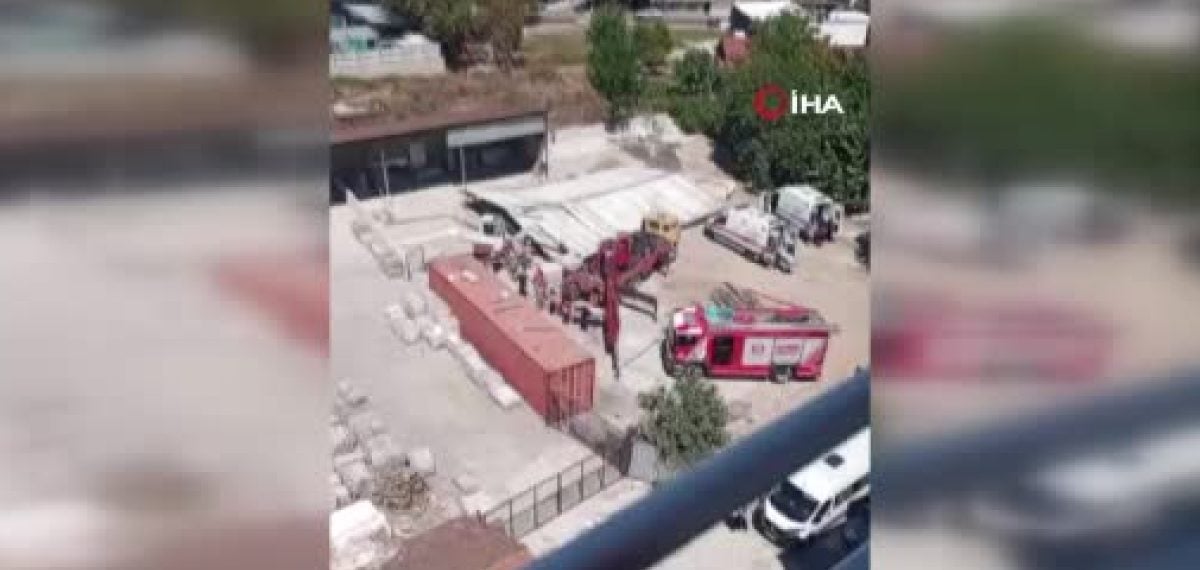 Vinçle kaldırılan çelik çatı çöktü, iki işçi yaralandı