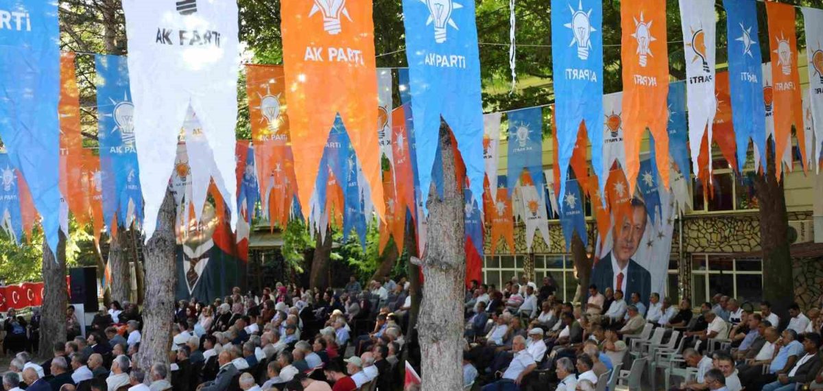 Yahyalı’da açık havada danışma toplantısı ve rozet töreni coşkusu