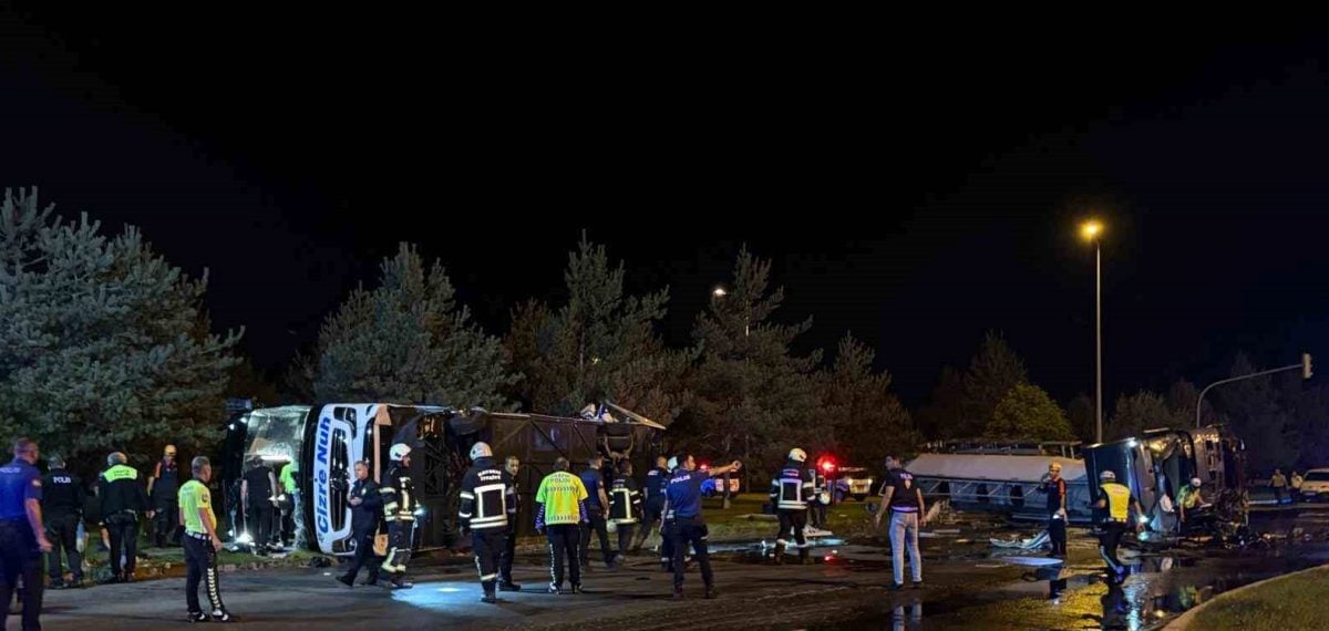 Yakıt yüklü tır ile yolcu otobüsü çarpıştı; yaklaşık 30 yaralı