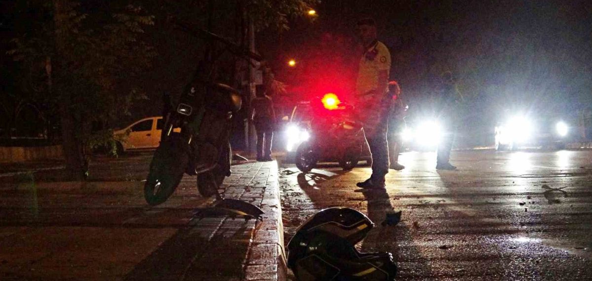 Yayaya çarpan motosiklet sürücüsü ağır yaralandı, sürücü kaldırıldığı hastanede öldü
