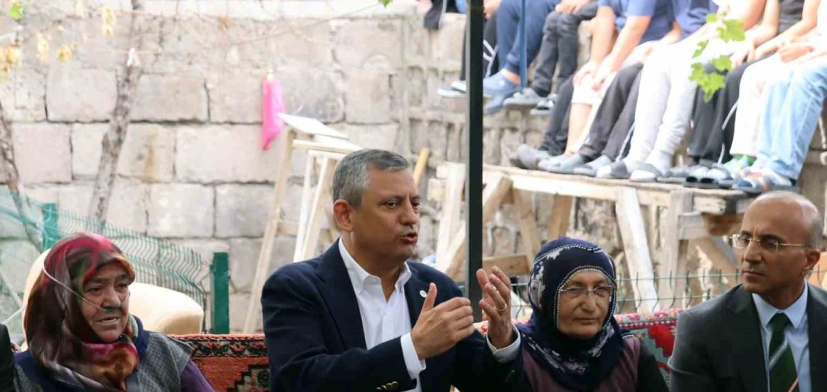 Yeni Parti Genel Başkanı Özgür Özel Kayseri’de konuştu, gafını düzeltti