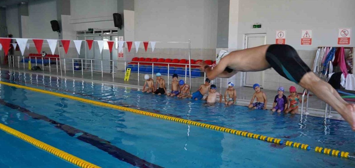 Yeni TOKİ Yarı Olimpik Havuzu’nda yaz okulları doldu, çocuklara oyunla yüzme öğretiliyor