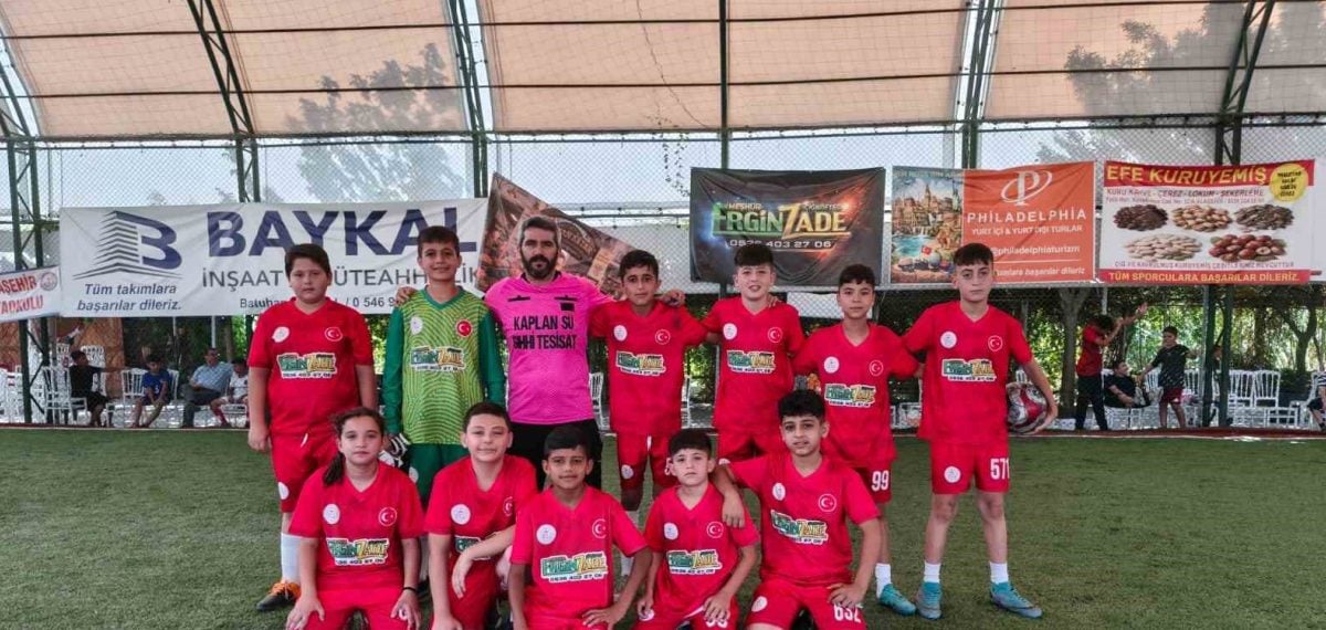 Yunus Emre Camii takımı Alaşehir Kur’an kursu futbol turnuvasında şampiyon oldu