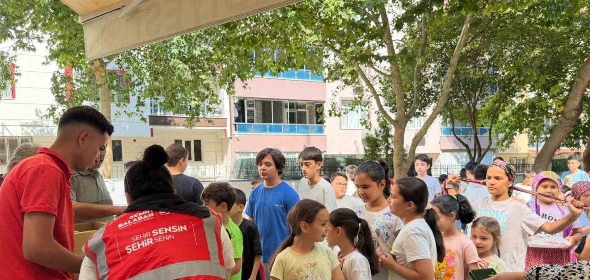 Yunusemre Belediyesi yaz Kur’an kurslarını ziyaret etti, çocuklara ikramda bulundu