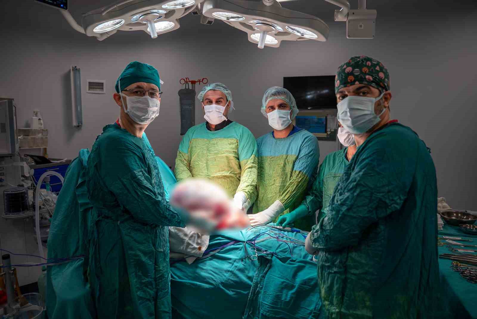 40 cm ve 15 kg büyüklüğünde sol over kitlesi çıkarıldı, hasta korunarak ameliyat edildi