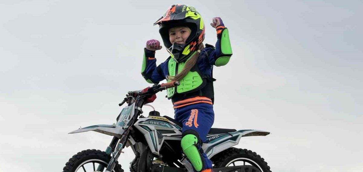 5 yaşındaki İkra motosikletle piste çıktı, babası eğitiyor