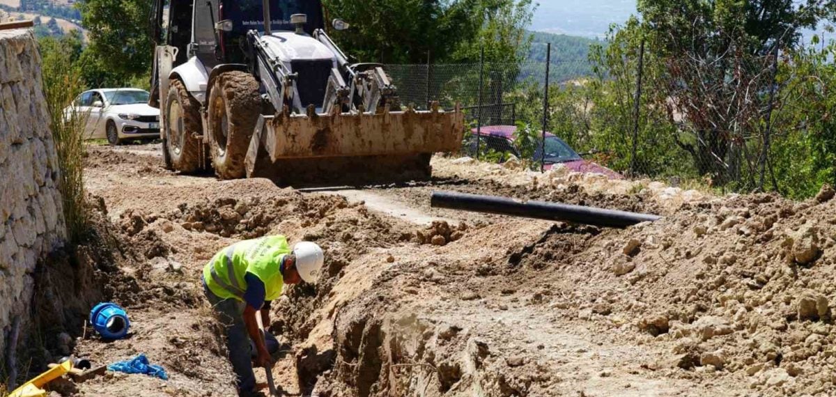 6 bin metrelik içme suyu hattı Kayacık’ta yol kenarına alınıyor
